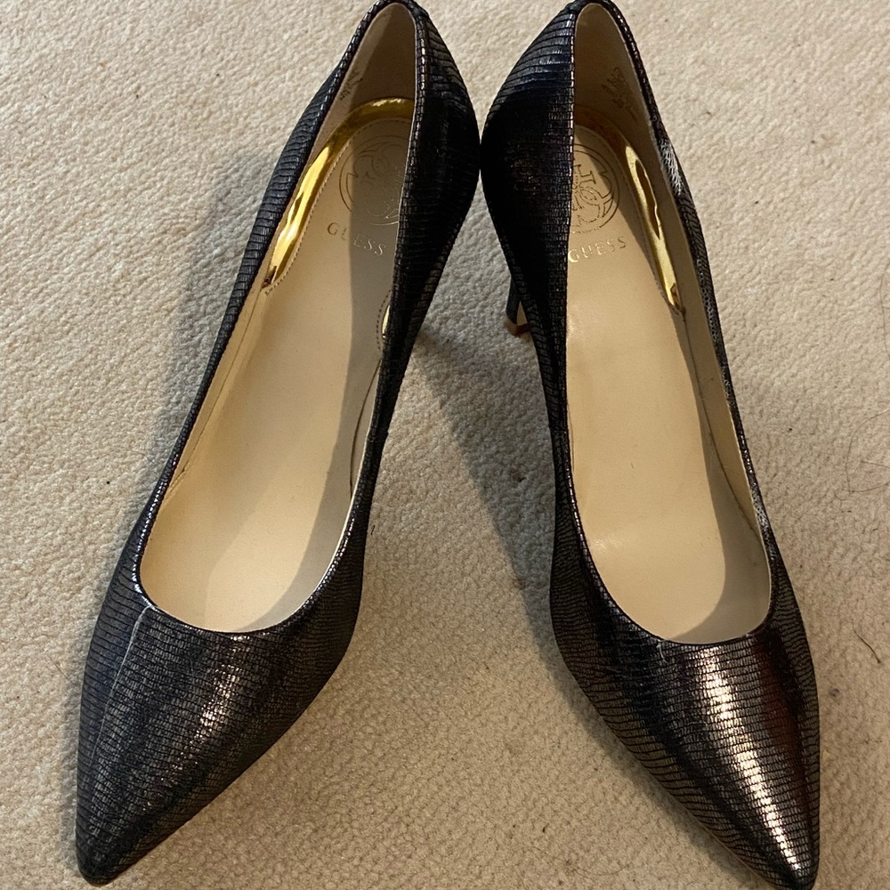 New size 8 Guess Metallic Pumps